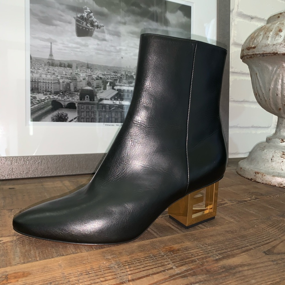 ❗️SOLD❗️NWOT Givenchy Triangle G boots - Picture 2 of 10